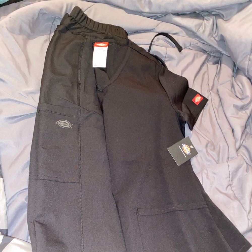 All black dickies scrubs.